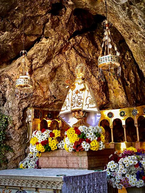 Virgen de Covadonga patrona de Asturias en la Santa Cueva