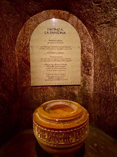 Himno a la Santina en el acceso peatonal a la Santa Cueva