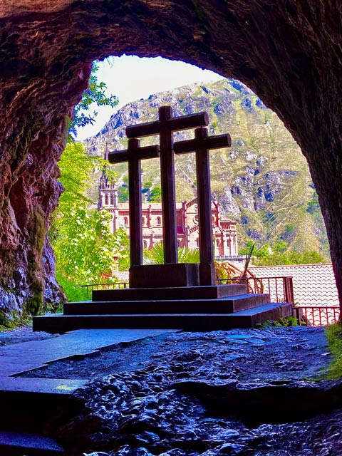 Interior del acceso peatonal a la Santa Cueva