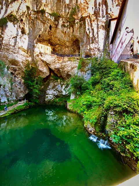 Estanque al pie de la Santa Cueva de Covadonga