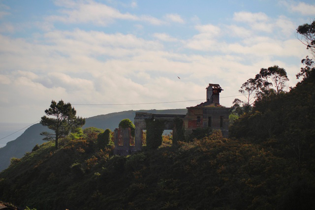 Edificio en ruinas en llumeres