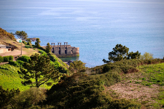espigón del puerto desde la bajada a Llumeres