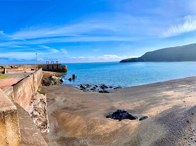 Espigón de Llumeres en estado de abandono visto desde la playa