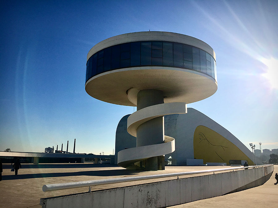 Exterior del Centro Niemeyer en Avilés