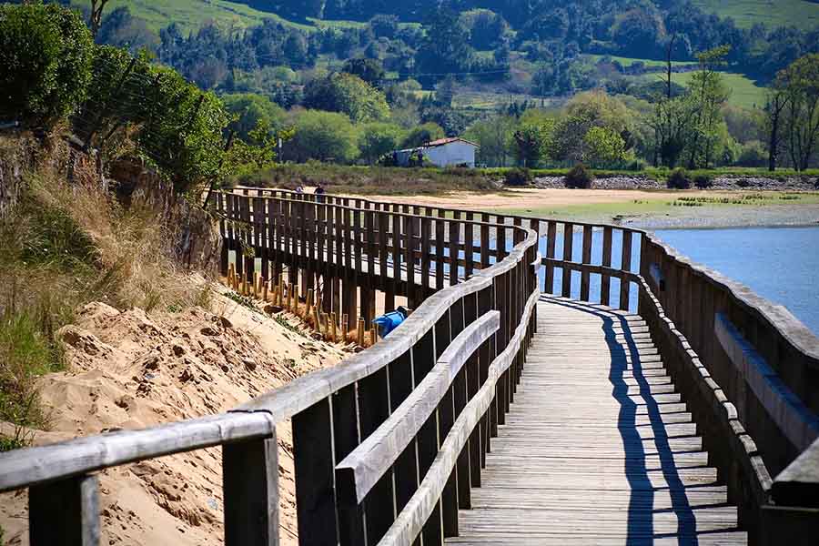 Paseo de la ría de Villaviciosa en el entorno de playa de Misiego