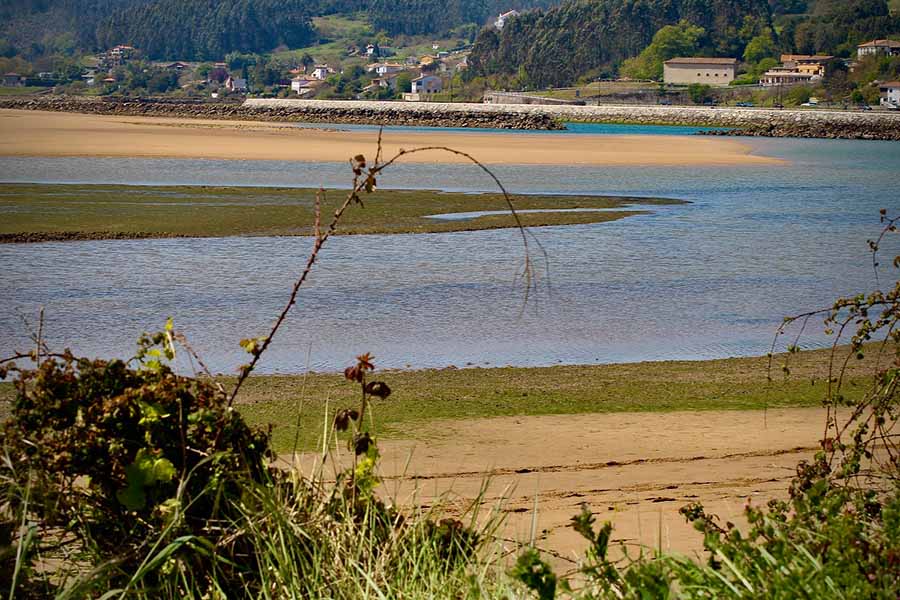 Playa de Misiego en bajamar en la ría de Villaviciosa