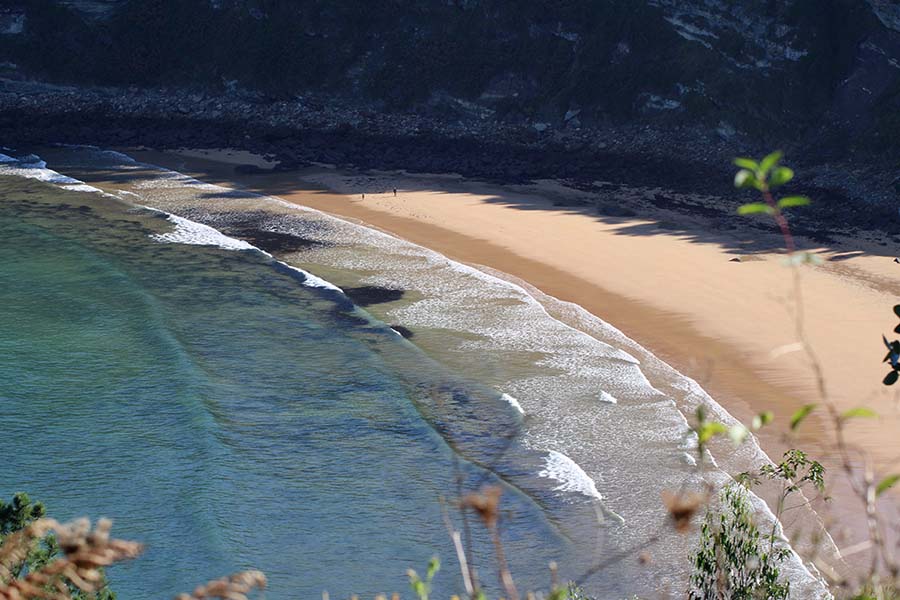 Vista desde el acantilado de playa España en Villaviciosa en Asturias