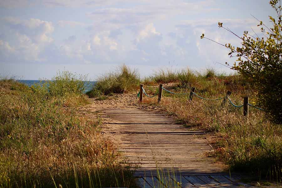 Pasarela de acceso a la playa de Rodiles por las dunas