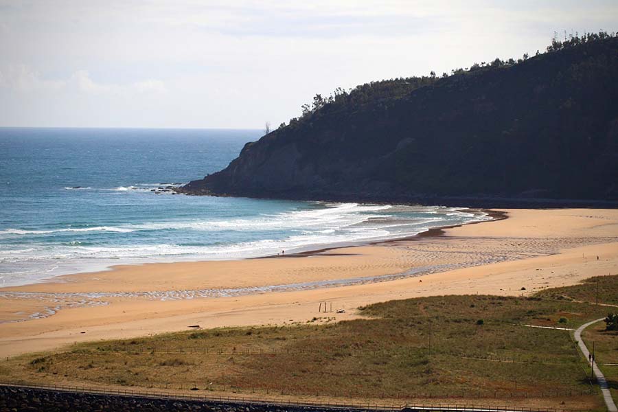 Vista elevada y longitudinal de la playa de Rodiles