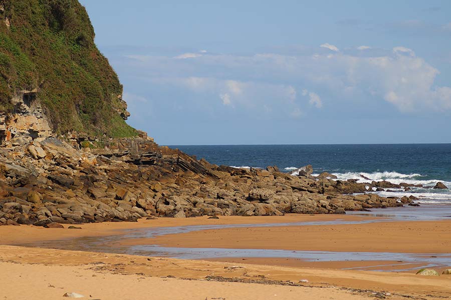 Vista del pedrero de la izquierda en playa España en Bajamar en el municipio de Villaviciosa en Asturias