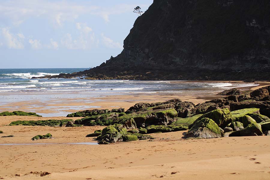 Vista del pedrero de la derecha en playa España en Bajamar en el municipio de Villaviciosa en Asturias