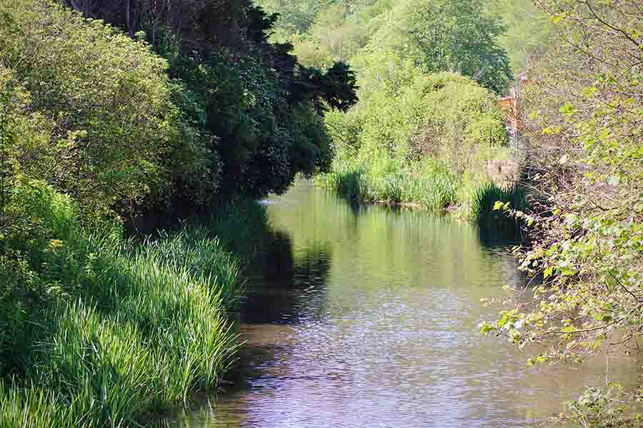 Río España en el valle de playa España en Villaviciosa