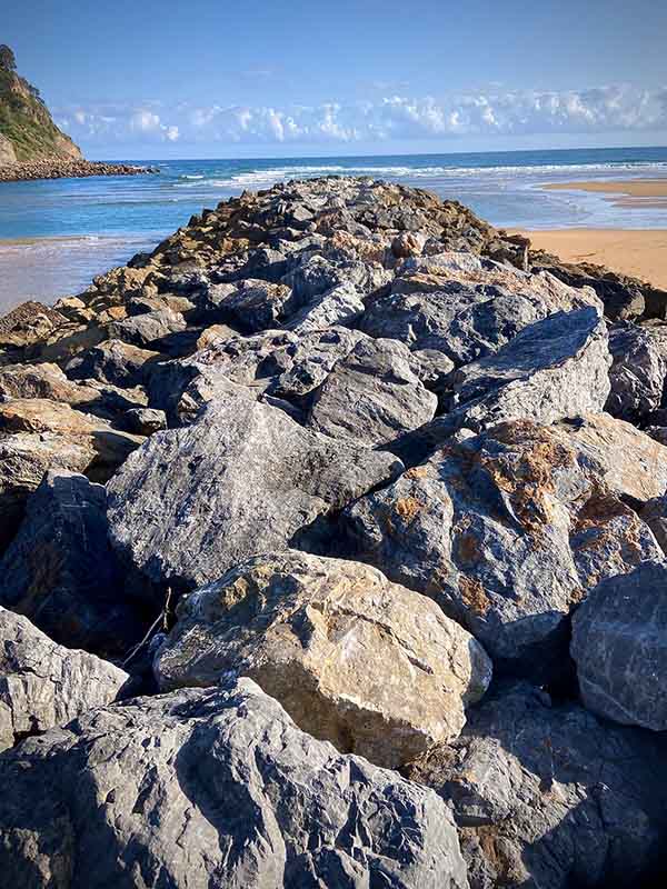 Escollera que separa la ría de Villaviciosa de la playa de Rodiles