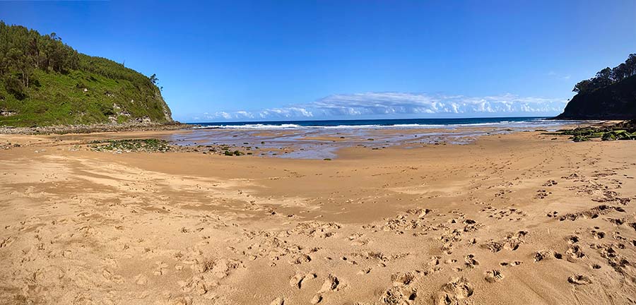 Panorámica de playa España en Villaviciosa en Asturias