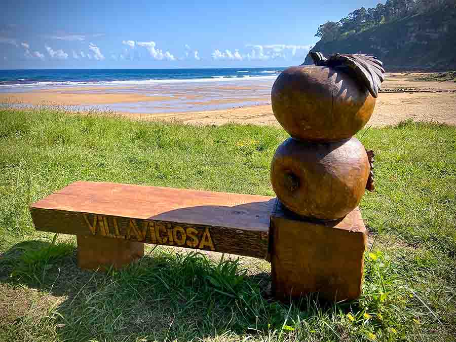 Banco de manzanas sobre el Cantábrico, promoción del municipio de Villaviciosa en todas la playas y lugares pintorescos del concejo.