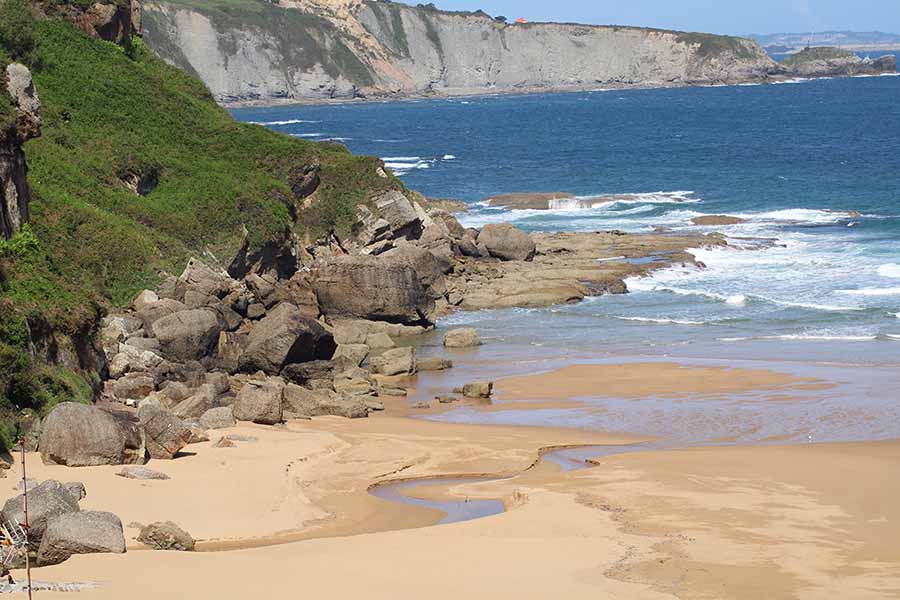 Pedrero de la izquierda de playa de La Ñora en Villaviciosa