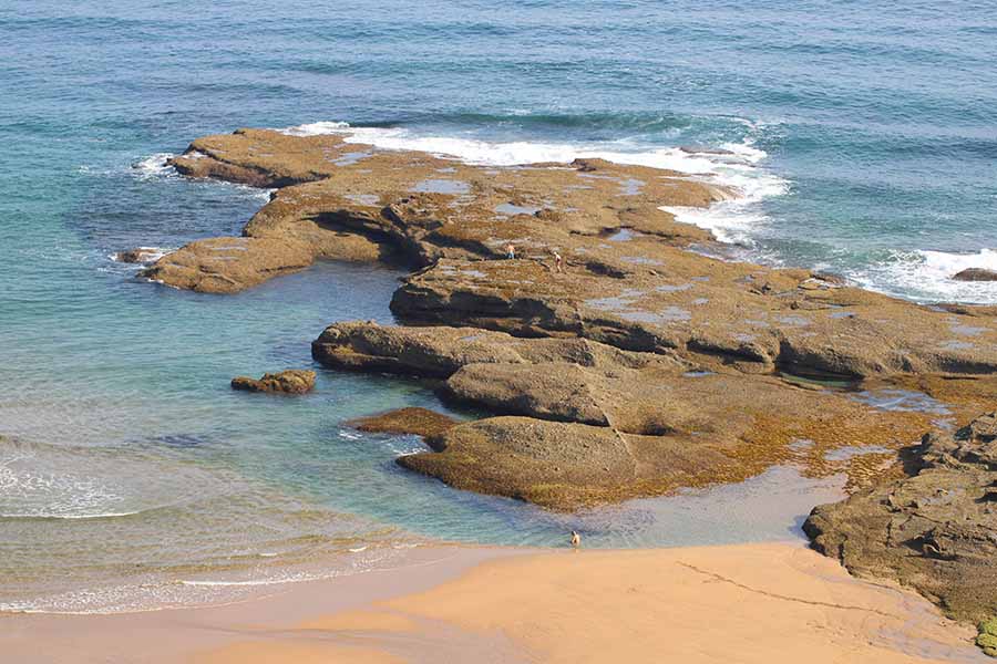 Peña el Romero en la playa La Ñora de Villaviciosa