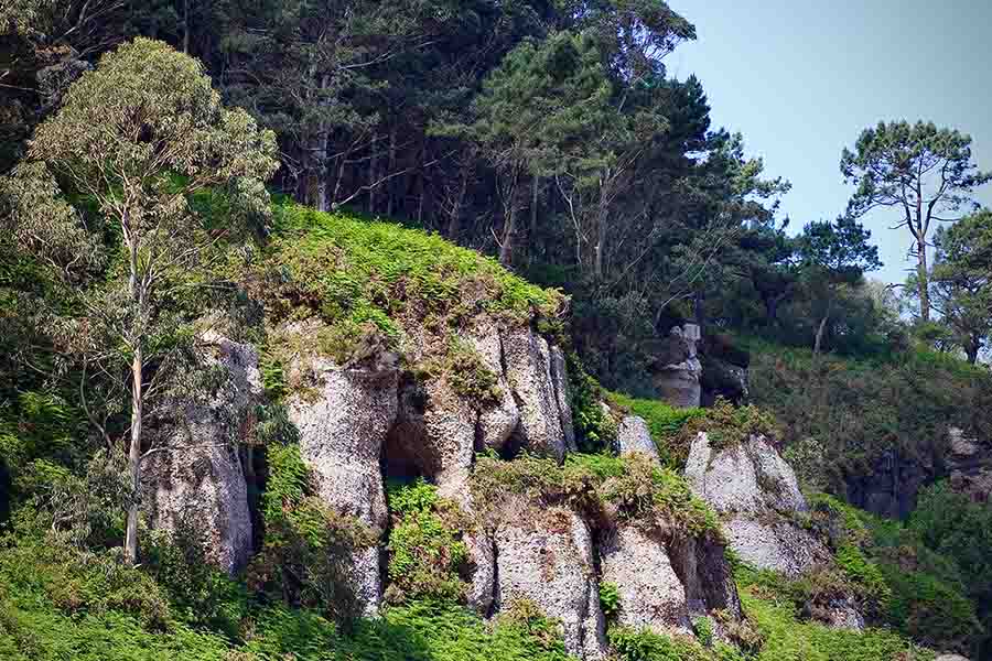 Acantilado del margen izquierdo de la playa de la Ñora en Villaviciosa