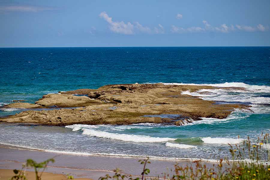 Peña El Romero en la playa La Ñora en Villaviciosa