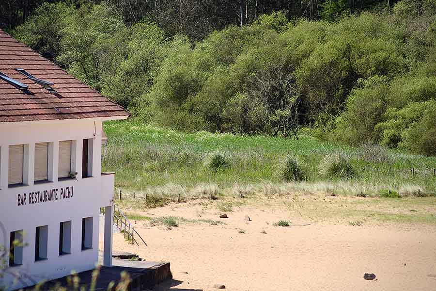 comienzo del "Camín del Molín" en playa de la ñora en villaviciosa