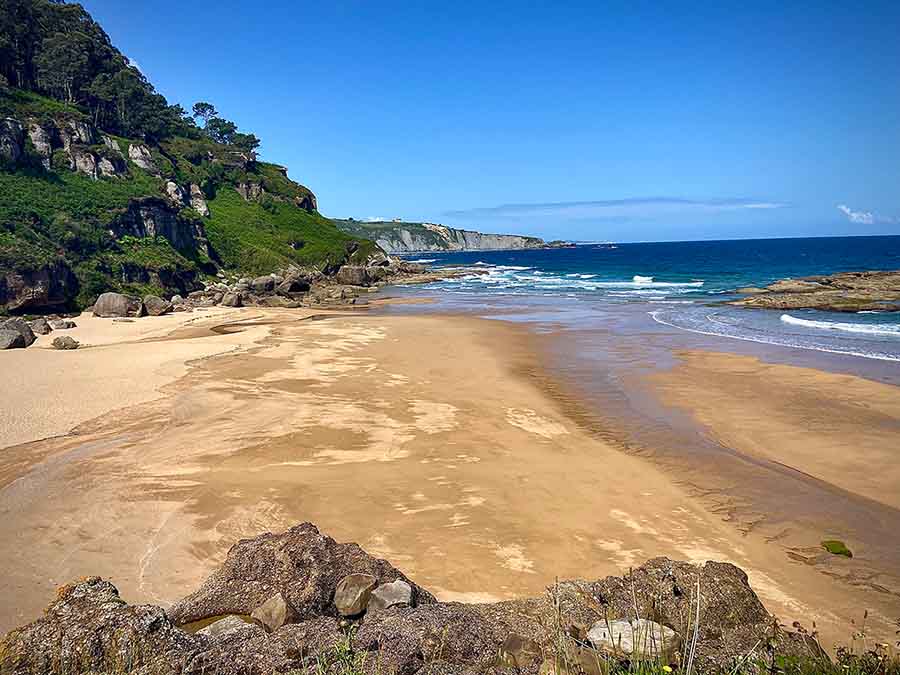 Vista de playa La Ñora en Villaviciosa en Asturias