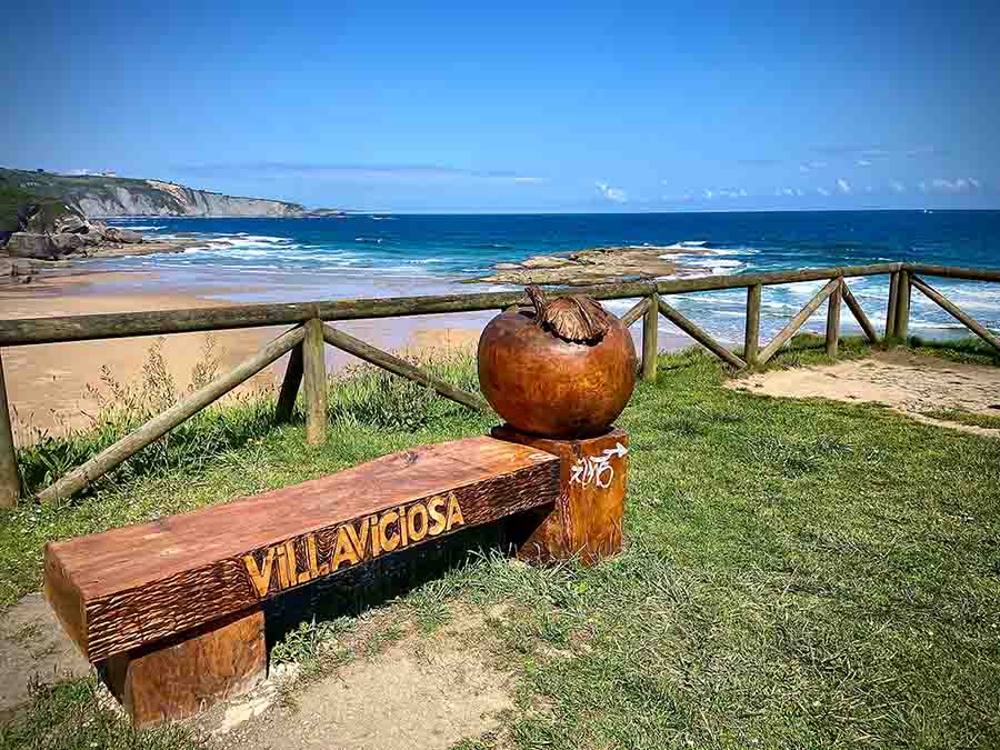 Banco de madera promocionando la manzana y el municipio de Villaviciosa en la playa de La Ñora