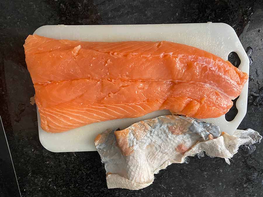 salmón al que se le quita la piel para hacer pastel de cabracho
