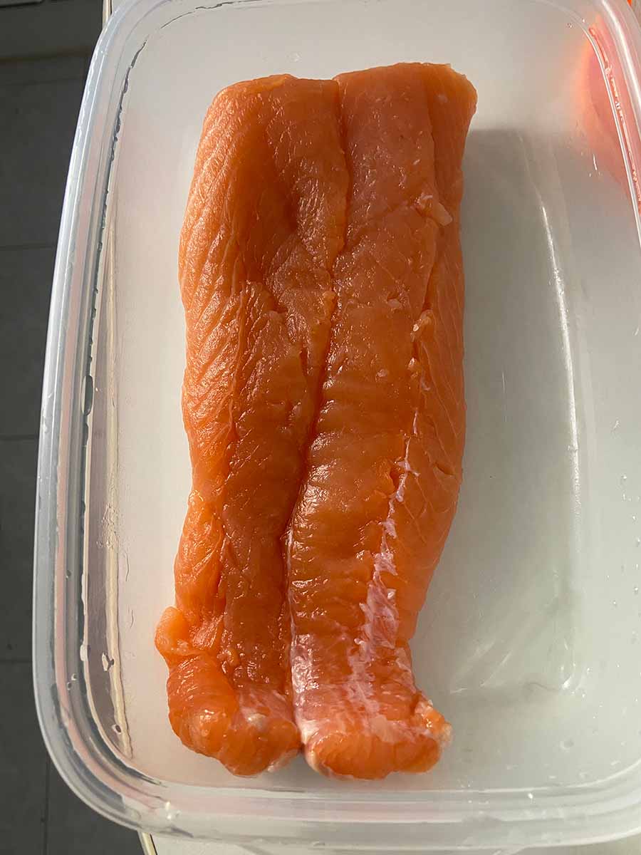 Salmon sin piel y sin espinas listo para hacer pastel de cabracho.