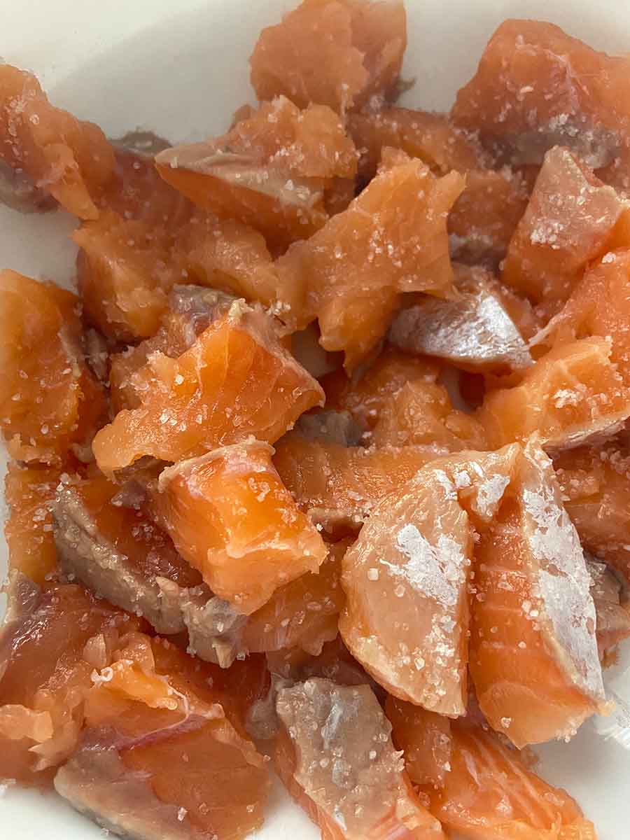 Salmón troceado y salado
