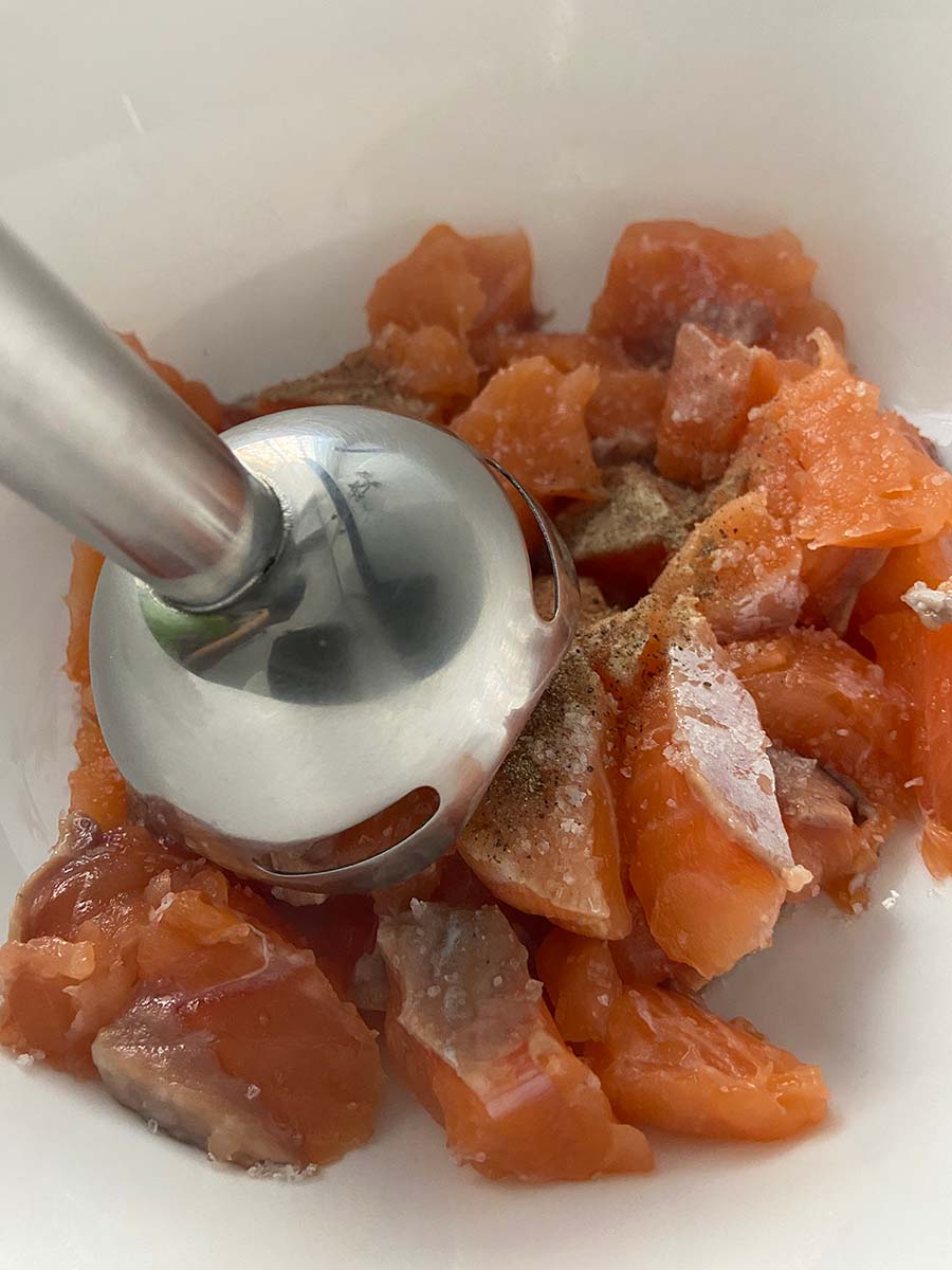 salmón previo ser triturado para pastel de cabracho