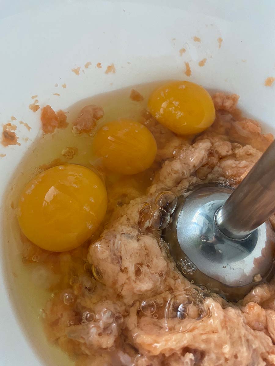 Salmón triturado con huevos para pastel de cabracho