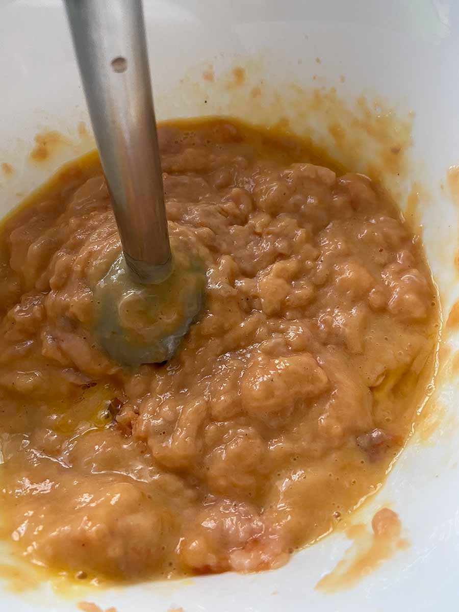 Salmón triturado con huevos para pastel de cabracho