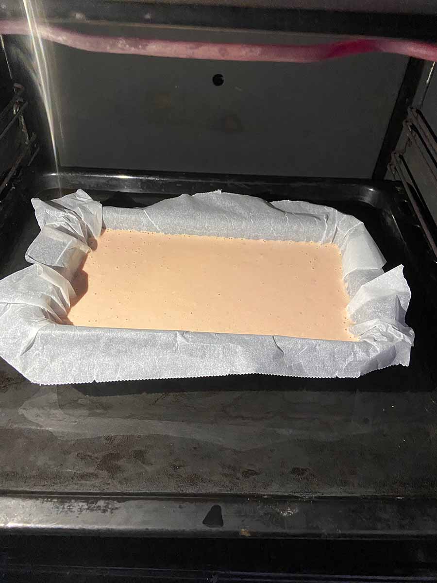 Metiendo al horno al baño maría la mezcla para el pastel de cabracho