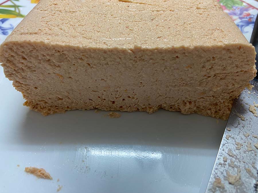 corte de pastel de cabracho listo para degustar
