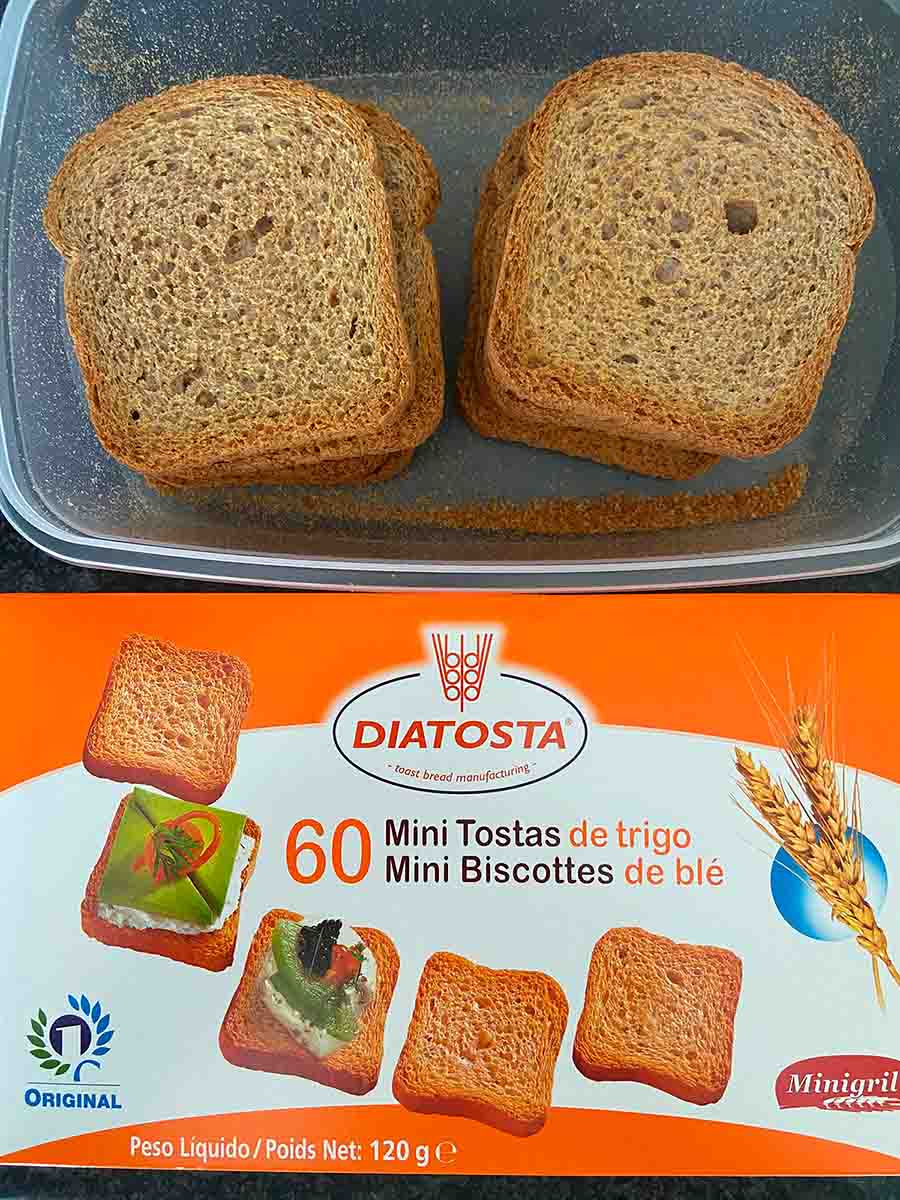 Tostas y panecillos para comer el pastel de cabracho
