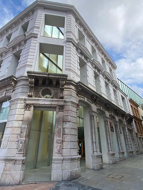 Vista de la entrada por la ampliación al museo de bellas artes de Asturias