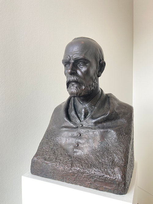 Esculturas en el museo de bellas artes de Asturias