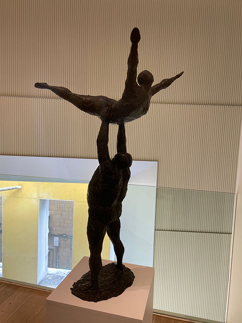Esculturas en el museo de bellas artes de Asturias