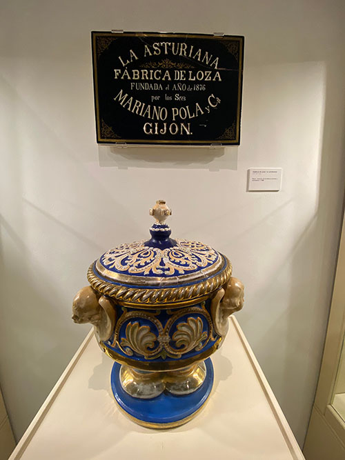 Vidrio y loza en el museo de bellas artes de Asturias