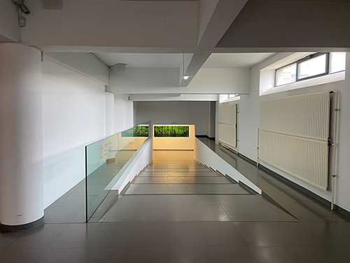 Bajada al primer sótano del Centro de Arte y Creación Industrial en la Laboral de Gijón