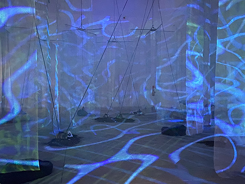 Exposición de un recreación virtual de un bosque en el Centro de Arte y Creación Industrial de la Laboral en Gijón