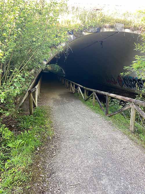 Túnel en la senda del río Peñafrancia en la parroquia Deva en Gijón