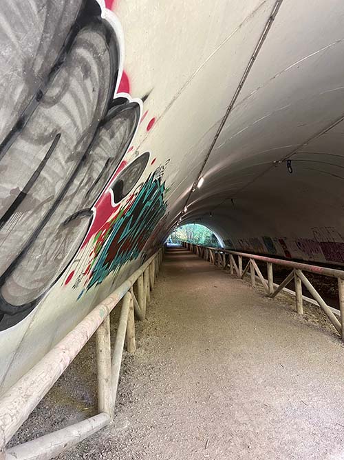 Túnel bajo la autopista en la senda del río Peñafrancia en Gijón