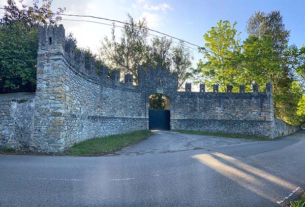 Entrada a la finca del conde de Revillagigedo en Deva en Gijón vista a través de uno de los ventanucos de la muralla
