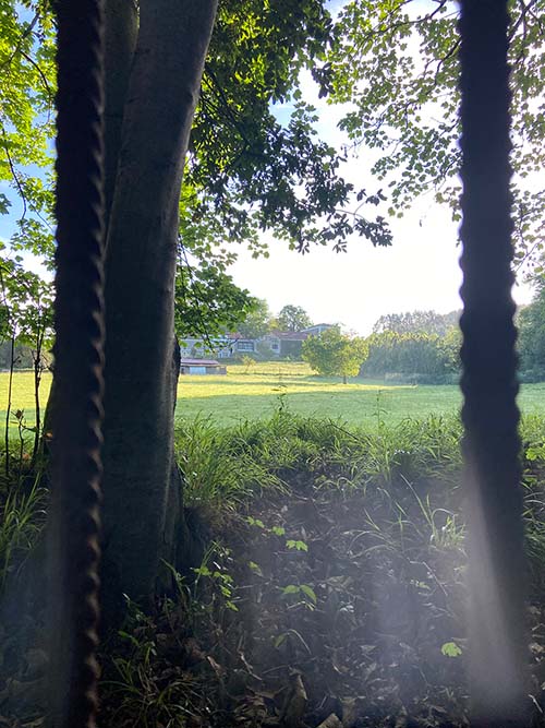 Finca del conde de Revillagigedo en Deva en Gijón vista a través de uno de los ventanucos de la muralla