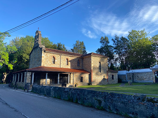 Iglesia de San Salvador de Deva en Gijón, al lado de la senda del río Peñafrancia