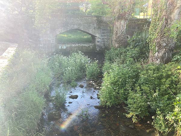El gueyu de Deva, conjunto de lavadero, fuente y puente, final de la senda del río Peñafrancia