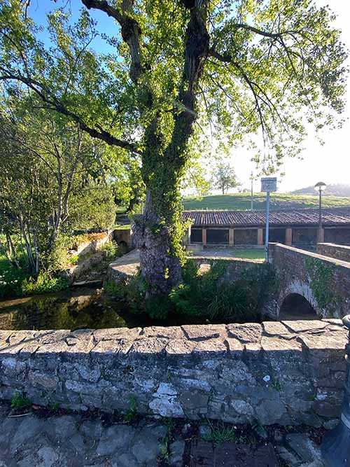 El gueyu de Deva, conjunto de lavadero, fuente y puente, final de la senda del río Peñafrancia
