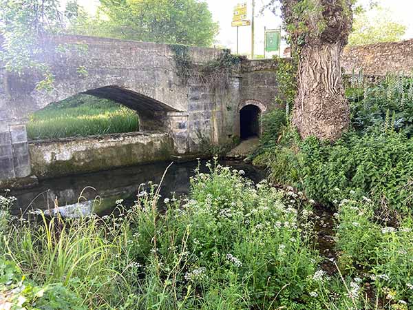 El gueyu de Deva, conjunto de lavadero, fuente y puente, final de la senda del río Peñafrancia