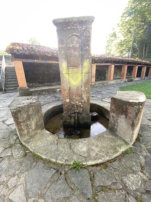 El gueyu de Deva, conjunto de lavadero, fuente y puente, final de la senda del río Peñafrancia